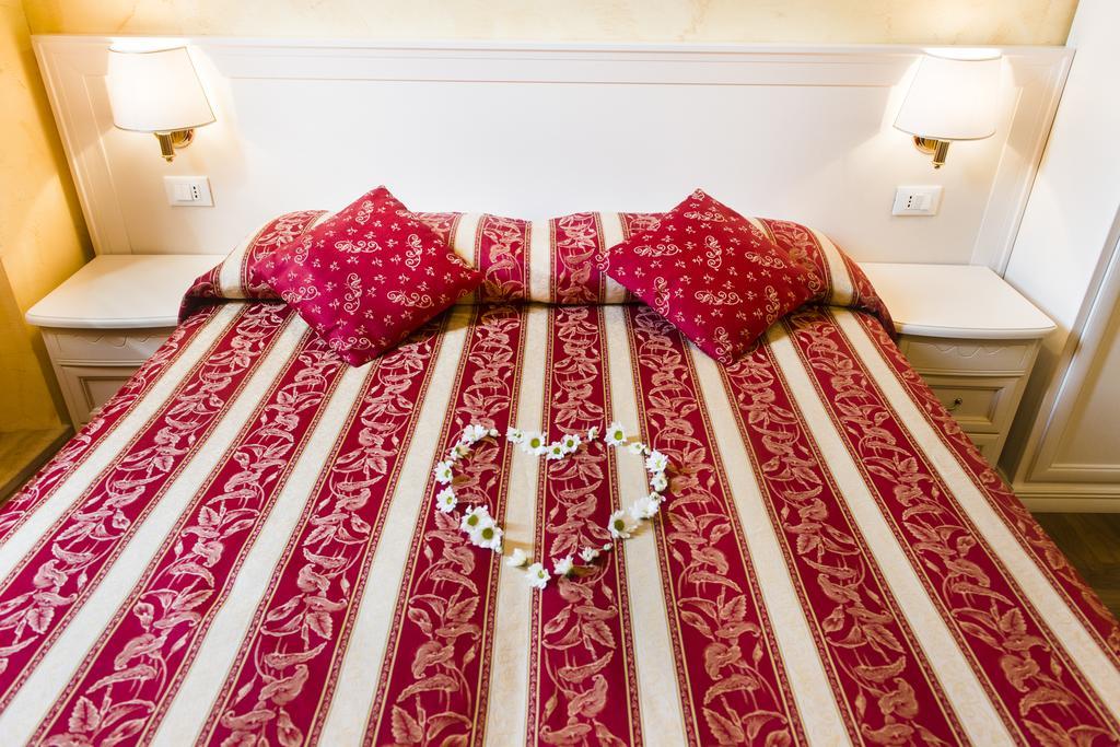 Bed and Breakfast Domus Trevi Рим Экстерьер фото