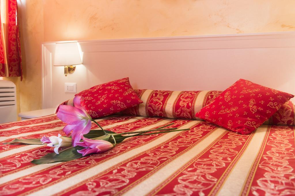 Bed and Breakfast Domus Trevi Рим Экстерьер фото