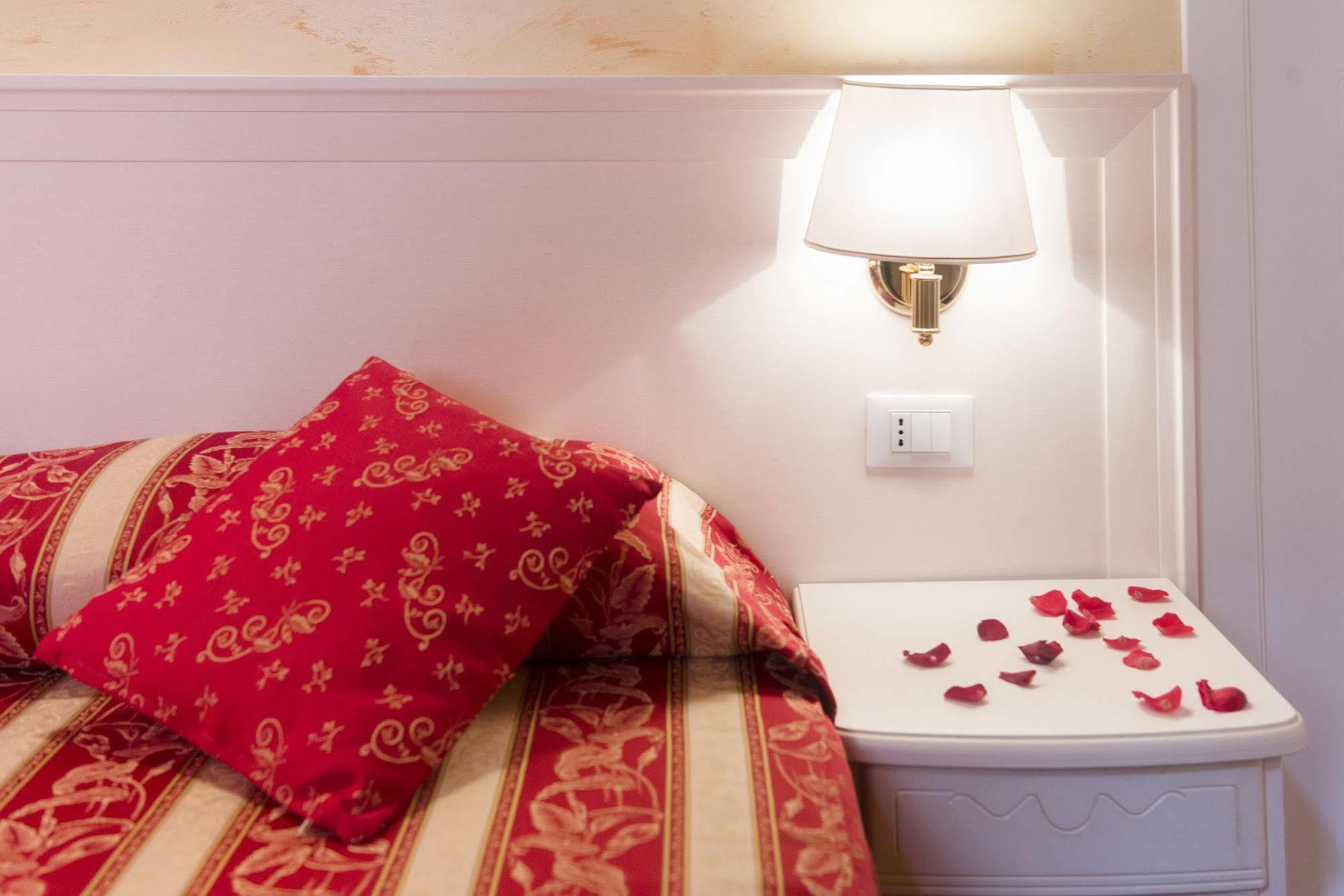 Bed and Breakfast Domus Trevi Рим Экстерьер фото