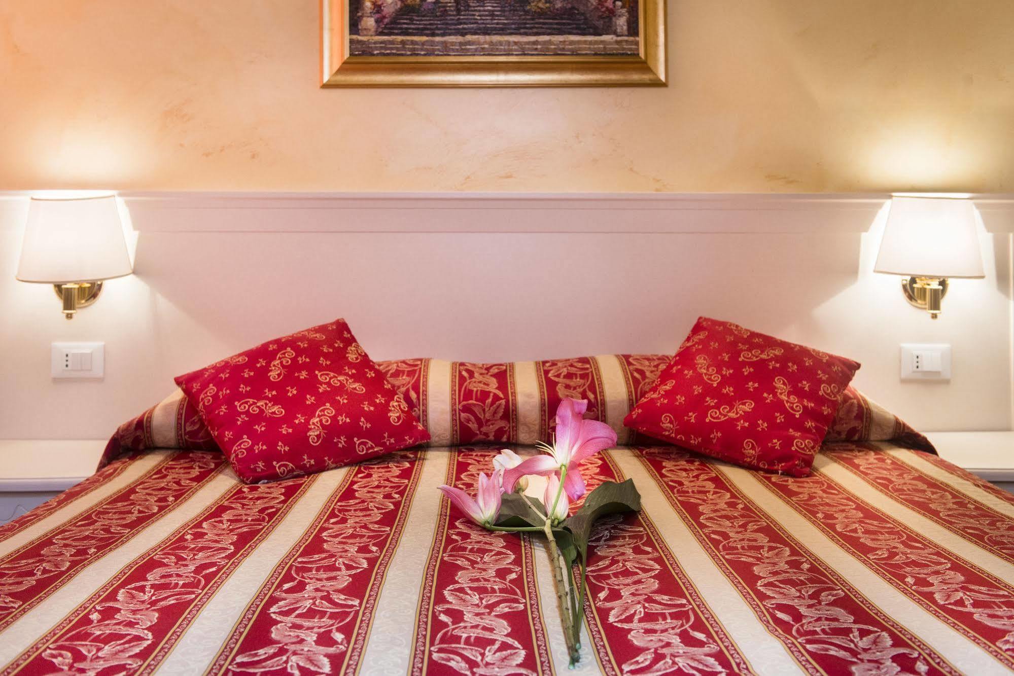 Bed and Breakfast Domus Trevi Рим Экстерьер фото