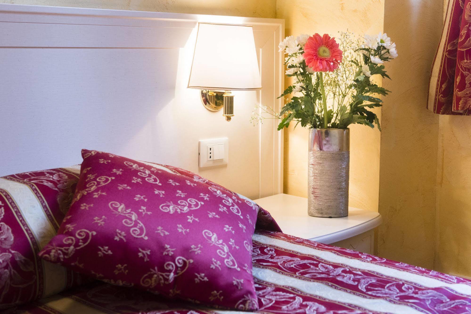 Bed and Breakfast Domus Trevi Рим Экстерьер фото