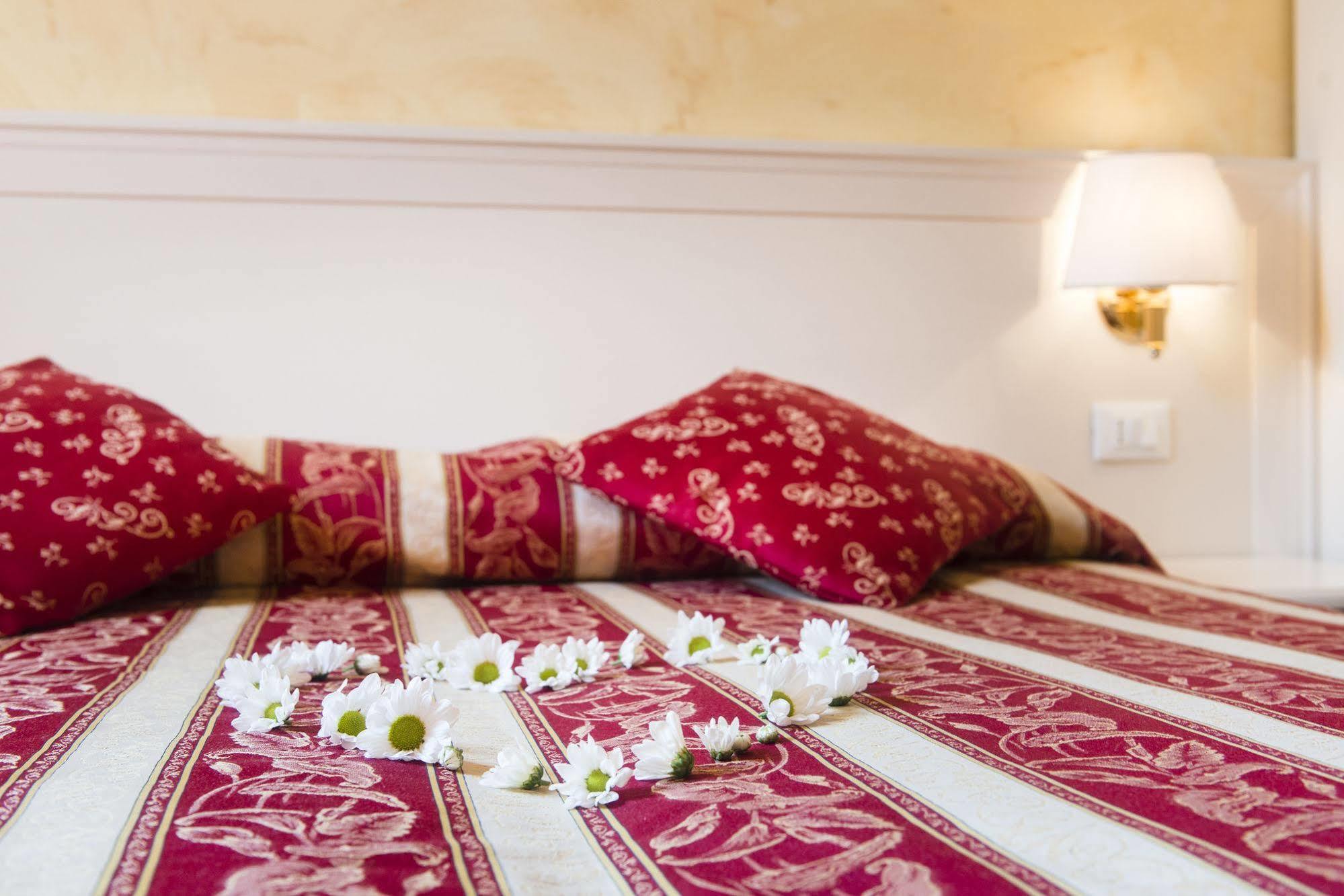 Bed and Breakfast Domus Trevi Рим Экстерьер фото