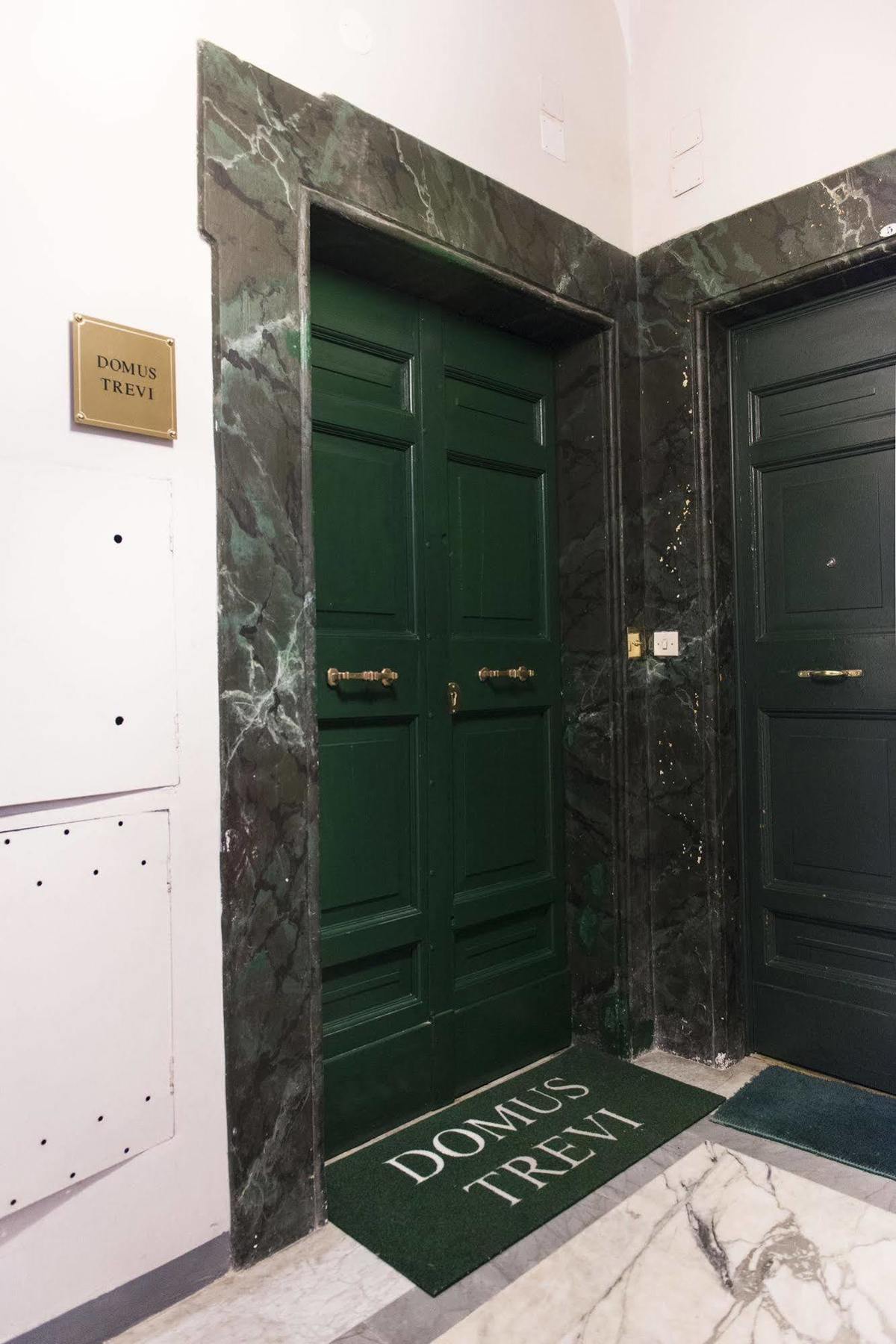 Bed and Breakfast Domus Trevi Рим Экстерьер фото